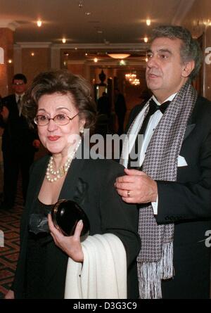 (dpa files) - Spanish tenor Placido Domingo walks behinde his wife Marta after a guest performance at the Alte Oper (opera house) in Frankfurt, Germany, 18 may 1996. Placido Domingo's family emigrated in 1949 to Mexico where he grew up and studied voice, piano and conducting at the Mexico City Conservatory. He made his operatic debut at the Monterrey opera and then spent two and a  Stock Photo