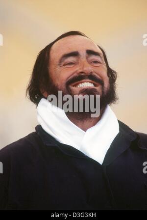 (dpa files) - Italian tenor Luciano Pavarotti smiles during a rehearsal for a charity concert in Moden, Italy, 5 June 2000. Over a career which lasts more than 40 years Pavarotti has become the embodiment of classical opera with his powerful tenor voice which effortlessly spans the skale of nine Cs. He often collaborates with the Spanish tenors Placido Domingo and Jose Carerras who Stock Photo