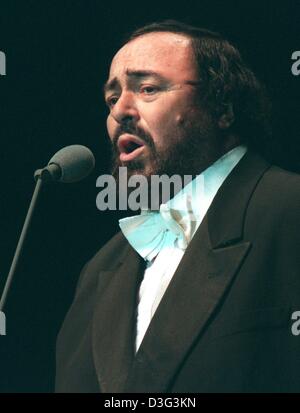 (dpa files) - Italian tenor Luciano Pavarotti sings at a concert in Halle, Germany, 8 May 1997. Over a career which lasts more than 40 years Pavarotti has become the embodiment of classical opera with his powerful tenor voice which effortlessly spans the skale of nine Cs. He often collaborates with the Spanish tenors Placido Domingo and Jose Carerras who form the musical trinity of Stock Photo