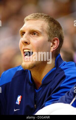 (dpa) - German basketball pro Dirk Nowitzki, who plays for the Dallas Mavericks,  shouts encouragement to his fellow players on the floor during the NBA championship match between Dallas Mavericks and Los Angeles Lakers in Los Angeles, California, USA, 13 December 2003. Dallas won the game by a score of 110-93. It was the first victory in 13 years against the Lakers who had previou Stock Photo