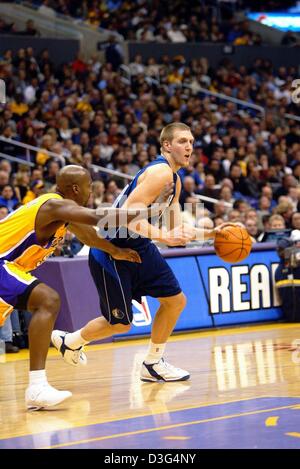 (dpa) - German basketball pro Dirk Nowitzki (R), who plays for the Dallas Mavericks, is being pursued by Bryan Russell, who plays for the Los Angeles Lakers,  during the NBA championship match between Dallas Mavericks and Los Angeles Lakers in Los Angeles, California, USA, 13 December 2003. Dallas won the game by a score of 110-93. It was the first victory in 13 years against the L