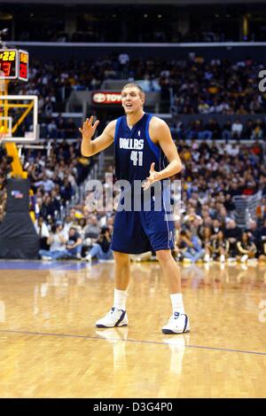 (dpa) - German basketball pro Dirk Nowitzki (C), who plays for the Dallas Mavericks, calls for the ball during the NBA championship match between Dallas Mavericks and Los Angeles Lakers in Los Angeles, California, USA, 13 December 2003. Dallas won the game by a score of 110-93. It was the first victory in 13 years against the Lakers who had previously won against the Mavericks 26 t
