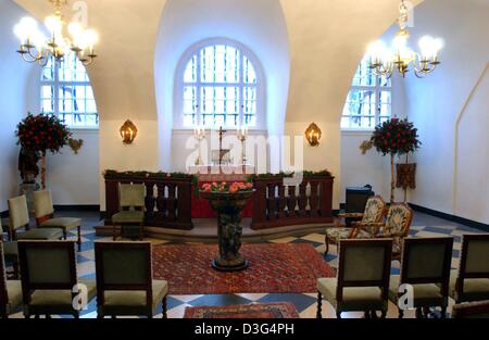 (dpa) - A view into the chapel at Berleburg Castle in Bad Berleburg, Germany, 13 December 2003. Here, Countess Ingrid Alexandra Irma Astrid Benedikte von Pfeil and Klein-Ellguth, the baby daughter of Jefferson-Friedrich Volker Benjamin Count von Pfeil and Klein-Ellguth and Princess Alexandra zu Sayn-Wittgenstein-Berleburg Countess von Pfeil and Klein-Ellguth, was baptised on 13 Dec Stock Photo