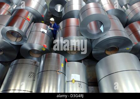 (dpa files) - An employee of EKO Stahl GmbH is checking galvanised steel coils in Eisenhuettenstadt, Germany, 24 April 2003. Since May 2002 EKO steelworks belongs to the world's largest steel group Arcelor and delivers flat steel to the East, especially to car factories in Poland, Czech Republic and BMW in Leipzig, Germany. A study of the consultancy McKinsey advises EKO to slash 2 Stock Photo