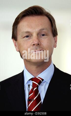 (dpa) - Herbert Walter, Chairman of the German bank Dresdner Bank, pictured in Berlin, 9 December 2003. Stock Photo