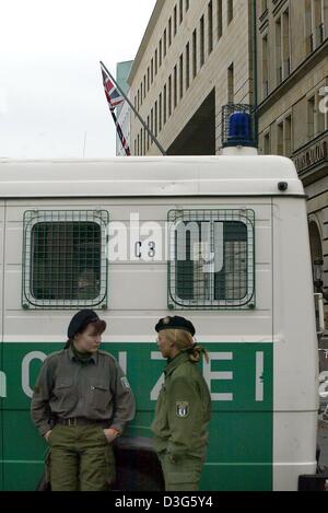 (dpa) - Two police officers stand guard at the British embassy in Berlin, 20 November 2003. Authorities tightened security around the British embassy in the German capital after the Istanbul bomb attacks. Additional police were on patrol outside the mission and one lane of Wilhelmstrasse in the diplomatic quarter was blocked off with barriers to keep vehicles at a distance. Stock Photo