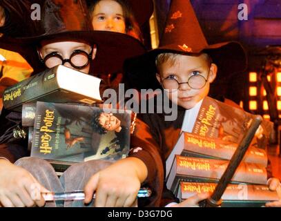 (dpa) - Two little Potter fans hold the first copies of the eagerly awaited German-language edition of 'Harry Potter and the Order of the Phoenix' in their hands at the Filmpark Babelsberg in Potsdam, near Berlin, 8 November 2003. Duly arriving at the witching hour, 'Harry Potter und der Orden des Phoenix' was released in bookstores throughout Germany at midnight. Muggles staged vi Stock Photo