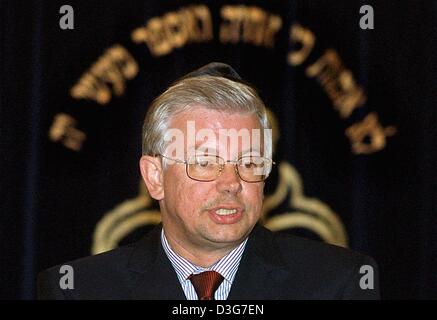 (dpa) - Roland Koch (CDU), Premier of the state of Hesse, delivers a speech at the Westend synagogue in Frankfurt Main, Germany, 9 November 2003. Koch spoke on the occasion of the commemoration ceremony for the victims of the pogrom of 9th November 1938. In his speech he defended the decision by the CDU's leadership not to initiate any exclusion procedures against the CDU politicia Stock Photo