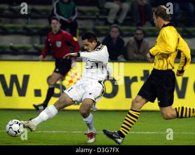 (dpa) - Dortmund's Stefan Reuter (R) arrives too late to prevent Sochaux' Francilendo Dos Santos Silva (L) from scoring the 1-0 lead during the UEFA Cup soccer game of Borussia Dortmund against the French club FC Sochaux in Dortmund, Germany, 6 November 2003. The second round first leg match ended in a 2-2 draw. Stock Photo