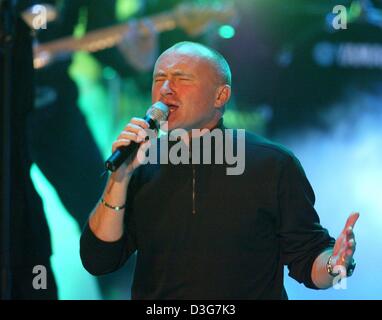 (dpa) - British pop star Phil Collins performs during the recording of a tv show in Berlin-Adlershof, Germany, 4 November 2003. Stock Photo