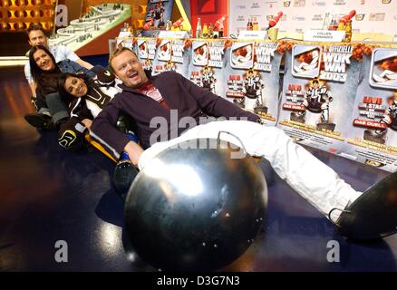 (dpa) - The German entertainers, (from front:) TV host Stefan Raab, Viva presenter Collien Fernandes, actress Katy Karrenbauer and music pop star Sasha 'train' how to ride a four-men wok-sleigh in Cologne, Germany, 3 November 2003. The 'first official wok championships' will be held on 6 November 2003 on the bobsleigh ice channel in Winterberg. Instead of a bobsleigh, they will rac Stock Photo
