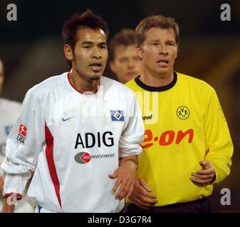 (dpa) - Dortmund's defender Stefan Reuter (R) and Hamburg's Japanese forward Naohiro Takahara wait for a corner kick during the Bundesliga soccer game between Borussia Dortmund and Hamburger SV in Dortmund, Germany, 2 November 2003. Although Hamburg was leading 2-0 Dortmund won the game 3-2 in the end. Stock Photo