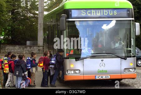 (dpa) - First graders get on a school bus (Schulbus) in Hanover, Germany, 23 September 2003. Stock Photo