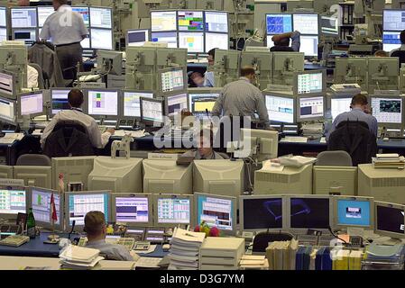 (dpa files) - A view of the trading floor at the Deutsche Bank in Frankfurt, Germany, 20 August 2003. Germany's biggest bank will announce its quarterly figures today, 30 October 2003. Stock Photo