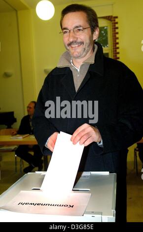 (dpa) - Matthias Platzek, the Prime Minister of the state of Brandenburg, casts his vote in the ballot box during the local elections (Kommunalwahl) in Potsdam, eastern Germany, 26 October 2003. Two million citizens in the state are called to take part in the elections of 14 district parliaments and the representatives of the four towns of Potsdam, Cottbus, Brandenburg an der Havel Stock Photo