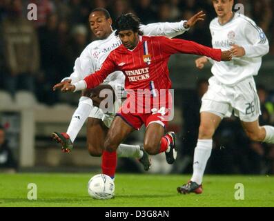 (dpa) - Bayern's Brazilian midfielder Ze Roberto (L) attacks Lyon's midfielder Vikash Dhorasoo (C) while Bayern's player Sebastian Deisler (R) looks on, during the Champions League match of FC Bayern Munich and Olympique Lyon at the Stadion Municipal Gerland in Lyon, France, 21 October 2003. The game ended in a 1-1 draw. Stock Photo