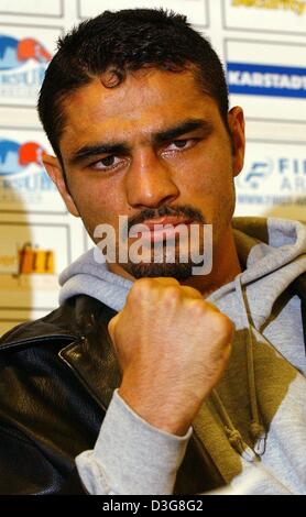 (dpa) - Mexican challenger Julio Gonzalez shows his fist after defeating light-heavyweight WBO champion Polish Dariusz Michalczewski in Hamburg, Germany, 18 October 2003. Michalczewski lost the WBO title fight on points 1 to 2. If Michalczewski had won, he would have tied the record set by legendary boxer Rocky Marciano with 49 victories in 49 bouts. Stock Photo