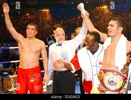 (dpa) - Mexican challenger Julio Gonzalez (R) celebrates with the WBO champion title belt after defeating light-heavyweight WBO champion Polish Dariusz Michalczewski in Hamburg, Germany, 18 October 2003. Michalczewski lost the WBO title fight on points 1 to 2. If Michalczewski had won, he would have tied the record set by legendary boxer Rocky Marciano with 49 victories in 49 bouts Stock Photo