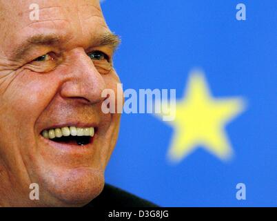 (dpa) - German Chancellor Gerhard Schroeder smiles as he informs journalists about a telefon conversation with Russian President Vladimir Putin during the EU summit in Brussels, 16 October 2003. It was also explained that Germany,  Russia and France would affirm the new Iraq resolution suggested by the United States. However, in case of an acclamtion the three countries would state Stock Photo