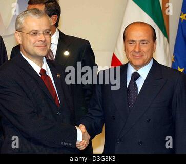 (dpa) - Italian Prime Minister and current European Council president Silvio Berlusconi (R) shakes hands with Czech Prime Minister Vladimir Spidla during the EU summit in Brussels, Belgium, 16 October 2003. The Czech Republic will join the European Union in the context of the EU's expansion towards eastern Europe in May 2004 as a new member.