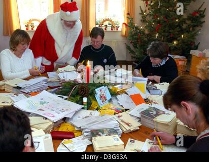 (dpa) - Santa Claus and his helpers are answering letters at the Christmas Post Office in the town of Himmelpfort, which literally translates as 'heaven's door', in Germany, 15 November 2004. Every year the Santa Claus in Himmelpfort receives letters from children all over Europe, Asia and Africa, and as every year all mail will be answered in a letter with a special Christmas stam Stock Photo