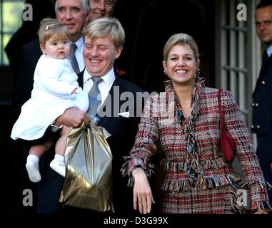 (dpa) - Crown Prince Willem-Alexander of the Netherlands carries his daughter Princess Amalia on his arm and is accompanied by his wife Crown Princess Maxima after the baptism of little Prince Claus-Casimir at Het Loo castle in Apeldoorn, Netherlands, 10 October 2004. Stock Photo