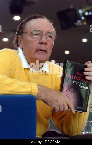 (dpa) - US author James Patterson presents his thriller 'Honeymoon' at the Book Fair in Frankfurt, Germany, 6 October 2004. His novels are translated in 27 languages and 75 million copies were sold worldwide. Stock Photo