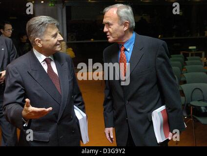 (dpa) - Jean-Claude Trichet (L), President of the European Central Bank (ECB), and Otmar Issing, ECB's Chief Economist, walk to their joint press conference in Frankfurt, Germany, Wednesday 20 October 2004. According to the ECB's estimation none of the new EU countries meet so far the criteria required to launch the euro. Experts especially rated the level of debt in most of the ne Stock Photo