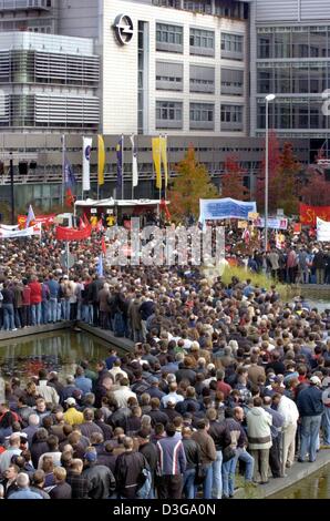 (dpa files) - Opel employees have gathered during a Europe-wide action day against massive job cuts at General Motor's European plant, at the Opel factory in Ruesselsheim, Germany, 19 October 2004. At the Bochum plant, workers returned to work Wednesday, 20 October, after a clear vote to end their nearly week-long wildcat strike over job cuts. GM Europe, with a European work force  Stock Photo