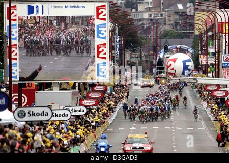 (dpa) - The cyclists are seen on a screen as they head for the finish line of the first stage of the Tour de France in Charleroi, Belgium, 4 July 2004. The first and 202.5km long stage of the 91st Tour de France cycling race took the cyclists from Liege to Charleroi. Stock Photo