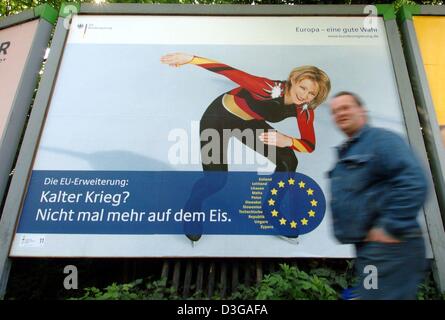(dpa) - German ice skating star Claudia Pechstein appears on a large poster to support the enlargement of the European Union, in Gelsenkirchen, Germany, 30 April 2004. The text reads: 'the EU enlargement: cold war? not even on the ice any more'. The poster shows a still photo from a television commercial which was shot by German film director Soenke Wortmann for the Federal press o Stock Photo