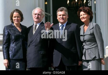 (dpa) - Polish President Aleksander Kwasniewski (2nd from R) and his wife  Jolanta (R) pose together with German President Johannes Rau and his wife Christina Rau for a group picture during their visit to Warsaw, Poland, 30 April 2004. The Raus visited Poland in the run-up to the entry of Poland and nine other European countries to the European Union which took place on 1 May 2004. Stock Photo