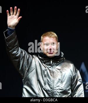 (dpa) - Former Finnish Formula 1 world champion Mika Haekkinen waves to his fans during the Stars&Cars day at the DaimlerChrysler plant in Stuttgart, Germany, 6 November 2004. Haekkinen announced that he will return to Mercedes to race in the German DTM touring car series next season. Hakkinen, the 1998 and 1999 world champion with Mercedes-powered McLaren, retired from Formula One Stock Photo