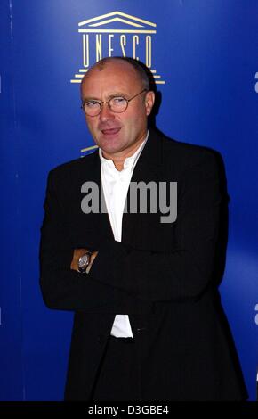 (dpa) - British pop star Phil Collins pictured during the International UNESCO Benefit Gala for Children in Need in Neuss, Germany, 6 November 2004. Collins was honoured with an International UNESCO Children in Need award for his children's foundation. Stock Photo