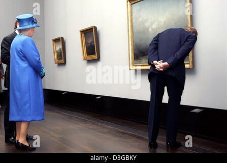 (dpa) - Her Majesty the Queen and her husband Prince Philip Duke of Edinburgh look at the painting 'Der Moench am Meer' (the monk at the ocean) by Caspar David Friedrich in the Alte Nationalgalerie (old national gallery) in Berlin, Germany, 3 November 2004. The Queen visits the German states of Berlin, Brandenburg and North Rhine Westphalia between 2 and 4 November 2004. It is the  Stock Photo