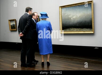 (dpa) - Her Majesty the Queen looks together with Berlin's Mayor Klaus Wowereit (L) and Peter-Klaus Schuster, General Director of the State Museums, at the painting 'Der Moench am Meer' (the monk at the ocean) by Caspar David Friedrich in the Alte Nationalgalerie (old national gallery) in Berlin, Germany, Wednesday 3 November 2004. The Queen visits the German states of Berlin, Bran Stock Photo