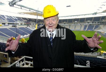 (dpa) Lennart Johansson, Swedish President of UEFA and FIFA World Cup Organising Committee Chairman, and a FIFA delegation visit the construction site of the Waldstadion in Frankfurt, Germany, 2 November 2004. With an inspection tour in Frankfurt, Munich and Berlin the delegation wants to get an idea of the building progress of the soccer stadiums which will be the venues for the 2 Stock Photo