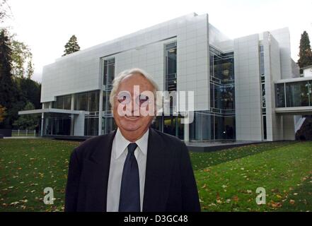 (dpa) - US architect Richard Meier poses in front of the new museum building which accomodates the Frieder Burda collection in Baden-Baden, Germany, on Thursday, 21 October 2004. The building was conceived by US architect Richard Meier and the museum was officially opened on Friday, 22 October 2004. Stock Photo