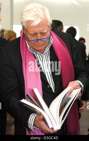 (dpa) - Gunter Sachs, Swiss photographer, arts collector and ex-husband of Brigitte Bardot, looks into a catalogue during the opening of the new museum building which accomodates the Frieder Burda collection in Baden-Baden, Germany, 22 October 2004. The building was conceived by US architect Richard Meier and the museum was officially opened on Friday, 22 October 2004. Stock Photo