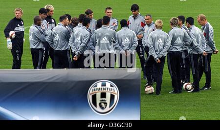 (dpa) - The Bayern team listen to their coach during a final training session in Turin, Italy, Monday 18 October 2004. Bayern Munich is in Turin for their UEFA Champions League clash against Italian side Juventus which will take place at Stadio Delle Alpi on Tuesday 19 October 2004. Stock Photo