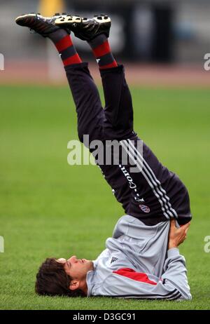 (dpa) - Michael Ballack, midfielder of German Bundesliga club Bayern Munich, warms up for a training session in Turin, Italy, Monday 18 October 2004. Bayern is in Turin for their UEFA Champions League clash against Italian side Juventus which will take place at Stadio Delle Alpi on Tuesday 19 October 2004. Stock Photo