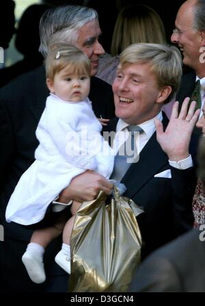 (dpa) - Crown Prince Willem-Alexander of the Netherlands carries his daughter Princess Amalia on his arm after the baptism of little Prince Claus-Casimir at Het Loo castle in Apeldoorn, Netherlands, 10 October 2004. Stock Photo