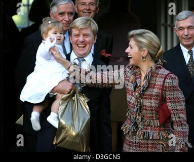 (dpa) - Crown Prince Willem-Alexander of the Netherlands carries his daughter Princess Amalia on his arm and is accompanied by his wife Crown Princess Maxima after the baptism of little Prince Claus-Casimir at Het Loo castle in Apeldoorn, Netherlands, 10 October 2004. Stock Photo