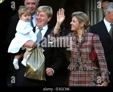 (dpa) - Crown Prince Willem-Alexander of the Netherlands carries his daughter Princess Amalia on his arm and is accompanied by his wife Crown Princess Maxima after the baptism of little Prince Claus-Casimir at Het Loo castle in Apeldoorn, Netherlands, 10 October 2004. Stock Photo