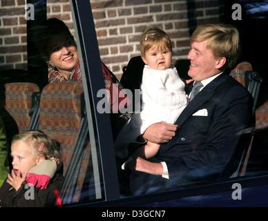 (dpa) - Crown Prince Willem-Alexander of the Netherlands holds his daughter Princess Amalia on his arm sitting next to his wife Crown Princess Maxima after the baptism of little Prince Claus-Casimir at Het Loo castle in Apeldoorn, Netherlands, 10 October 2004. Stock Photo