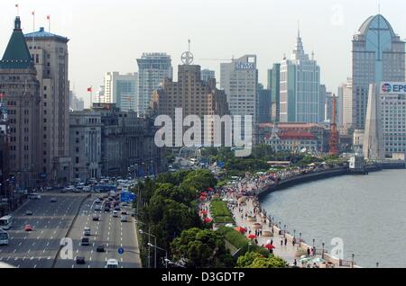 (dpa) - A view of the embankment and one of the major avenues, the so-called 'Bund', in Shanghai, China, 22 September 2004. The Bund (Waitan) is one of the most recognizable architectural symbols of Shanghai. 'Bund' derives  from an Anglo-Indian word for an embankment along a muddy waterfront and that is what it was in the beginning when the first British company opened a office th Stock Photo