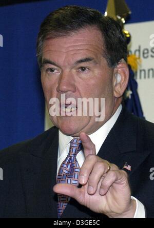 (dpa) - US Secretary of Homeland Security, Tom Ridge, speaks during a press conference held after a meeting with the German Minister for Internal Affairs, Otto Schily, at the Interior Ministry in Berlin, Germany, Friday 17 September 2004. Their talks centered on current security related topics. Stock Photo