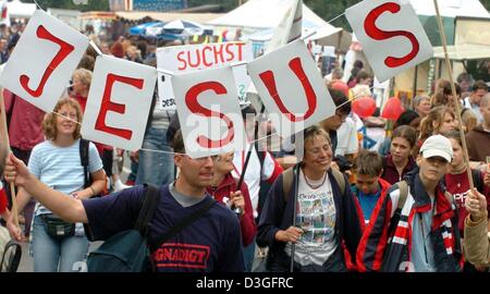 (dpa) - Participants carry a sign that reads 'Jesus' during the annual Jesus Day in Berlin, Germany, 11 September 2004. Under the motto 'Feiern, Beten, Handeln' (celebrate, pray, act) members of religious groups from all large Christian church congregations as well as smaller Christian groups walked through the downtown area to the Brandenburg Gate where they then held a service. T Stock Photo