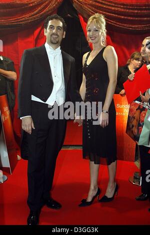 (dpa) - Peruvian tenor Juan Diego Florez and his accompaniment Julia arrive for the taping of the television show 'Sunday Night Classics' in Munich, Germany, 6 September 2004. Several international artists performed in the show which will be broadcast on 19 September 2004.