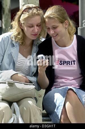 (dpa) -  Kathrin (L) and her friend Vera send text messages with their mobile phone in Frankfurt Main, Germany, 20 August 2004. Every second 11 to 12-year-old and around 84 percent of 13 to 22-year-olds in Germany have their own mobile phone, according Institute for Jugendforschung (reasearch on youths) in Munich. The careless use of mobile phones may have seriously expensive conse Stock Photo